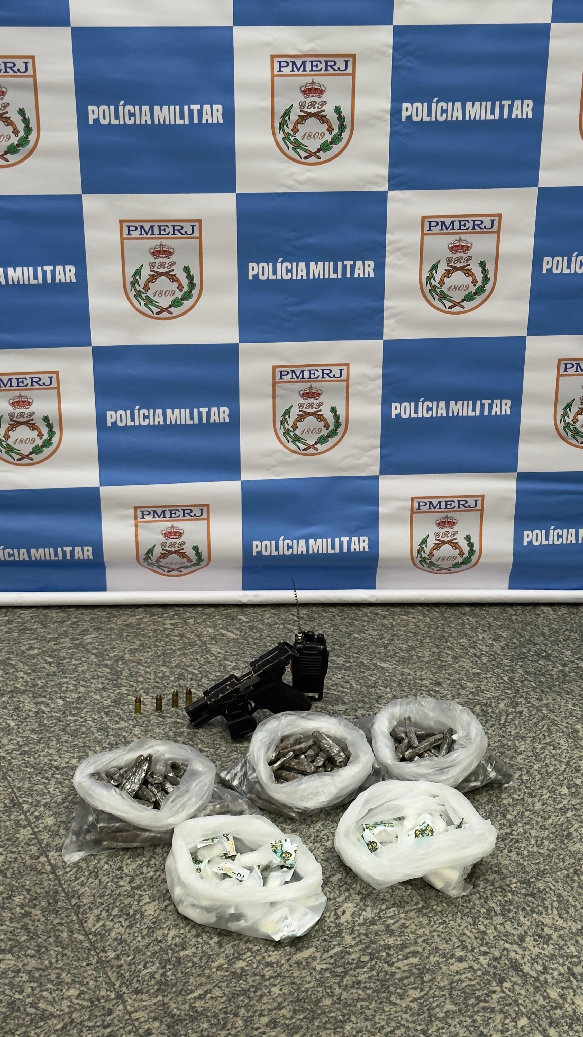 31º BPM apreende drogas e arma na Comunidade da Tijuquinha